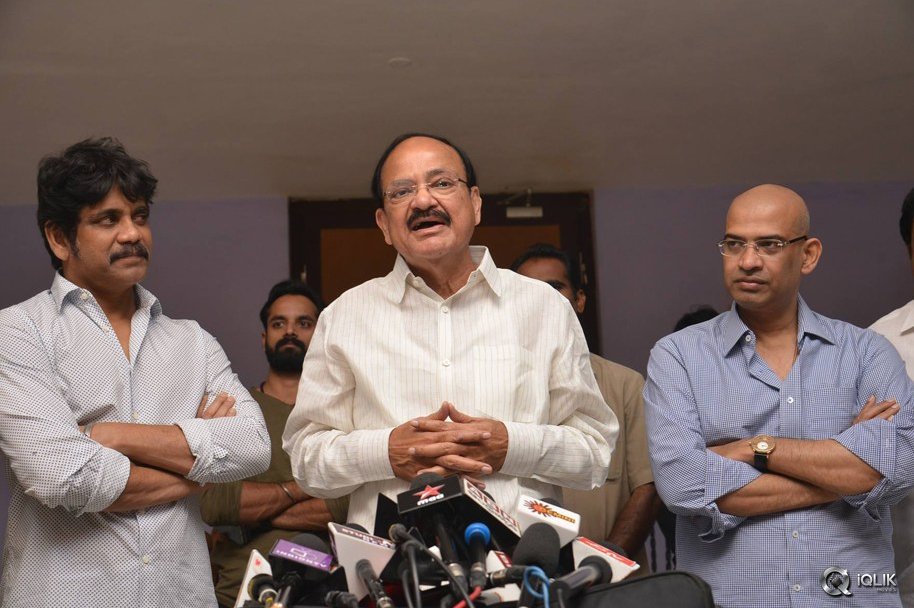 Venkaiah-Naidu-at-Om-Namo-Venkatesaya-Movie-Special-Show